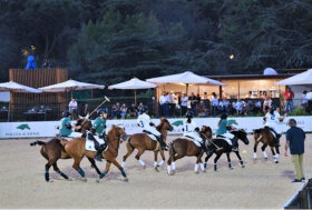 Sport equestri e turismo: sabato e domenica la spiaggia di fronte al Comune di Golfo Aranci si trasforma in un maneggio per giochi e gare coi pony, polo e sfilate