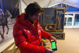 IPC 2023 U.S. POLO ASSN: il capitano azzurro di polo GIANSANTI scende da cavallo e segue il match di salisburgo sullo smartphone