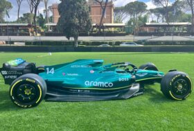 Piazza di Siena, sull’Ovale spunta l’Aston Martin di F1, fan in festa: “Quella è la macchina di Alonso!”