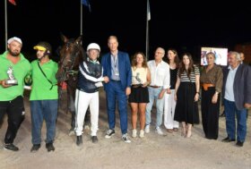 Il Gran Premio Nello Bellei 2024 è di Enock con Enrico Bellei in sulky nel sabato sera di trotto e di festa all’ippodromo Snai Sesana 