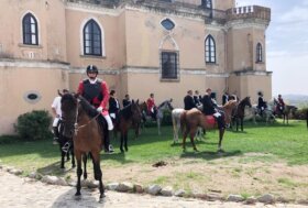 Organizzata a castello Gallelli la caccia alla volpe simulata a cavallo