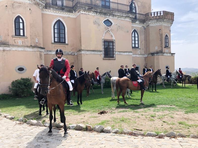 Organizzata a castello Gallelli la caccia alla volpe simulata a cavallo