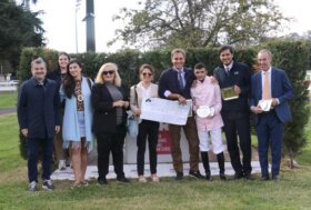 Sabato di galoppo con mille spettatori all’ippodromo Snai San Siro con Estrosa che vince il premio Bessero