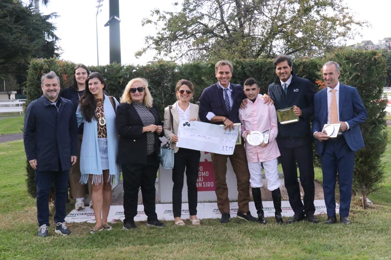 Sabato di galoppo con mille spettatori all’ippodromo Snai San Siro con Estrosa che vince il premio Bessero