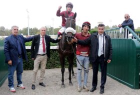 Domenica All’ippodromo Snai San Siro con il bis del Jockey Dario Di Tocco che vince il Premio Verziere e il Cumani con l’inaspettata Sioux Life e la sempre più forte Estrosa