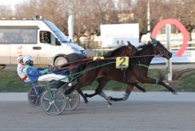 All’ippodromo Snai San Siro l’ultimo mercoledì di trotto di gennaio regala un po’ di sole a Myrena che vince il Premio Acciao, la corsa con più dotazione della 9^ giornata stagionale