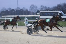 La domenica di trotto all’ippodromo di Milano Dauphin Joyeuse, con un finale ad effetto, fa suo il Premio SKY Dancer