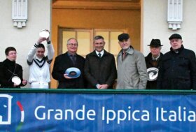 All’ippodromo Snai San Siro la pista pesante non doma il giovane tedesco Next Mine che vince il Premio Vittorio di Capua, mentre a sorpresa Atoso fa suo il Premio Federico Tesio
