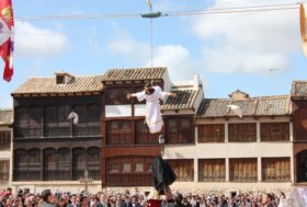 La “Bajada del Ángel” di Peñafiel, in Spagna, quando un angelo scende dal cielo nella Plaza del Coso