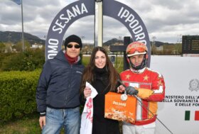 All’ippodromo Snai Sesana la ‘prima’ delle 32 giornate della 111^ stagione di trotto ha visto protagonista Impressive Dance nel Premio Attestato, prova per i cavalli di 3 anni sui 2040 metri