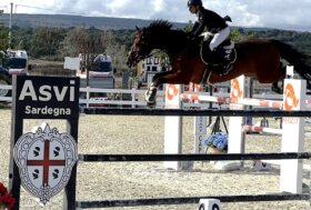 Salto ostacoli: Antonio Meloni su Vadir vince il Campionato del Cavallo Sardo – L’ultimo Gran Premio del 2026 lo conquista Andrea Rossi su Chanoubet PS