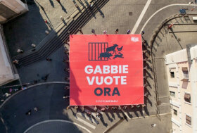 Giornata mondiale degli animali — l’azione scenografica a Roma contro le gabbie negli allevamenti.
